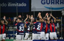 Los jugadores de Cerro Porteño saludan a los aficionados azulgranas presentes en el estadio Luis Salinas de Itauguá.