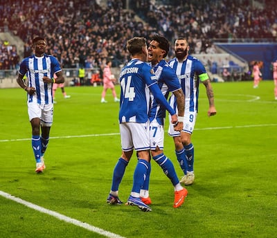 El sueco Leo Bengtsson recibe las felicitaciones de sus compañeros tras marcar el tanto del empate definitivo del Lech Poznan ante el Sunderland.
