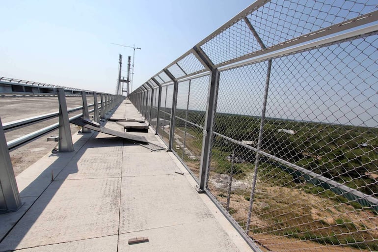 Estructura metálica del puente en construcción, con malla de seguridad