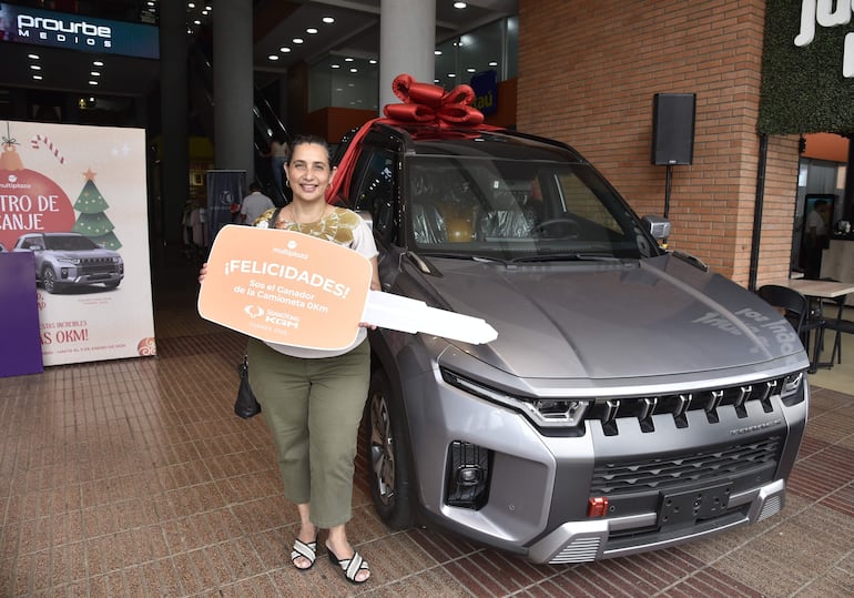 María Liz Arce junto a su nueva camioneta Ssangyong KGM Torres 2025. 