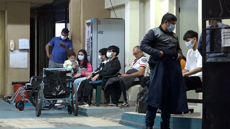 Pacientes aguardaban ser atendidos en la madrugada de este sábado, en el Hospital Distrital de Ñemby.