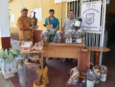 Reclusos de San Pedro ofrecen trabajos de artesanías para obsequios