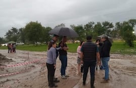 Vecinos del barrio San Quintín muestran el estado del camino.