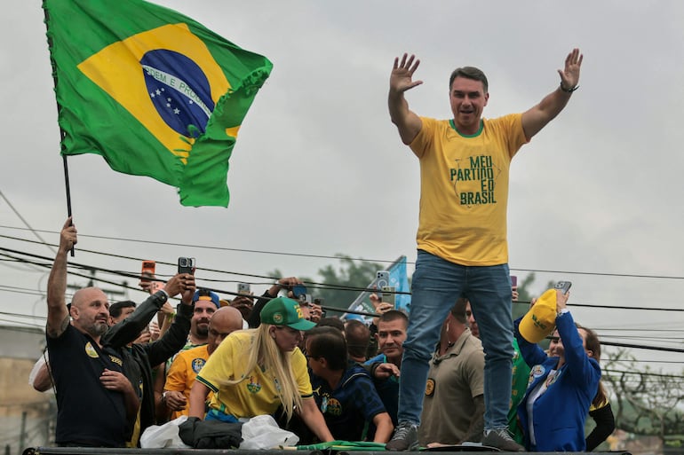 El senador derechista y candidato presidencial brasileño Flavio Bolsonaro, del Partido Liberal (PL), saluda durante un acto de campaña en vísperas de las elecciones generales, en el barrio de Campo Grande, en la zona oeste de Río de Janeiro (Brasil)