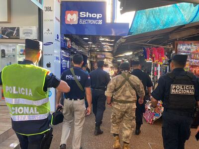 La comitiva policial durante el recorrido en la zona comercial de Ciudad del Este.