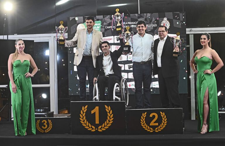 Beto Ramírez y Juan Pablo Pernogotti, campeones en la RC5, acompañados por Martin Tomas y César Cabrera, los vicecampeones.