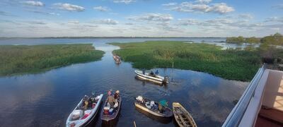 Momento en que los diferentes equipos salen del local para iniciar la competencia.