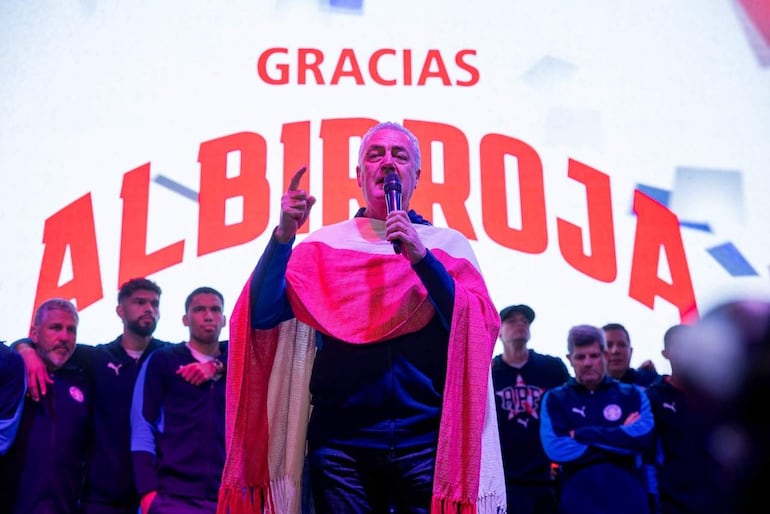 ¿Alfaro seguirá con la Albirroja? Esto dijo al retornar al país - Selección Paraguaya