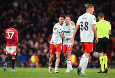 Manchester (United Kingdom), 25/09/2024.- Twente's Ricky van Wolfswinkel (L) and Gijs Besselink (R) celebrate after the UEFA Europa League match between Manchester United and Twente Enschede in Manchester, Britain, 25 September 2024. (Reino Unido) EFE/EPA/PETER POWELL