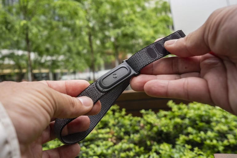 Una persona sostiene un Fitbit Air de Google, un monitor de actividad física, que destaca por prescindir de una pantalla y se gestiona exclusivamente a través de una aplicación en el teléfono, este martes en Nueva York (Estados Unidos).