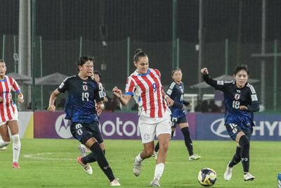 La goleadora albirroja, Alison Bareiro avanza con el esférico ante la persecución de la zaguera de Japón Ena Koizumi. (Foto: APF)