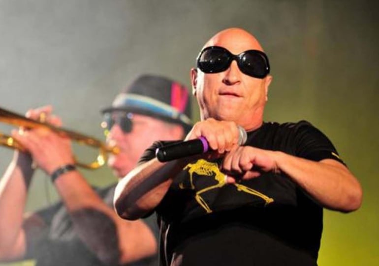 Guillermo Novellis, vocalista de la agrupación argentina La Mosca.