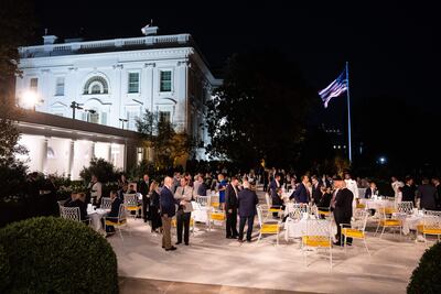 El presidente Donald Trump ofrece una cena para miembros de su administración y del Congreso en el recién renovado Jardín de Rosas de la Casa Blanca en Washington.
