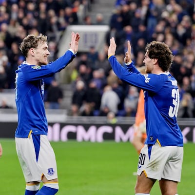 James Garner del Everton celebra su gol con Hayden Hackney durante el partido de la cuarta ronda de la Carabao Cup entre el Everton y el Newcastle United en el Estadio Hill Dickinson, en Liverpool, Inglaterra.