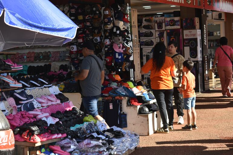 Intenso movimiento de turismo de compras en Encarnación tras feriado XXL en Argentina.