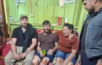 Almir de Brum (centro, con remera marrón) después de ser liberado en Curuguaty. Se lo nota más delgado, pálido, con barba tupida y rodillas escoriadas.