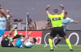 El paraguayo Mathías Villasanti, jugador de Gremio de Porto Alegre, queda tendido en el suelo después de sufrir una lesión en el partido frente a Atlético Mineiro por la fecha 19 de la SErie A de Brasil en el estadio MRV, en Belo Horizonte, Brasil.