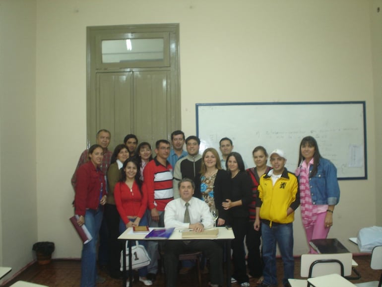 La senadora Celeste Amarilla (PLRA) con sus excompañeros de Derecho.