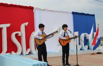 Jóvenes estudiantes realizaron presentaciones artísticas frente al mural de la ciudad para conmemorar el 157° aniversario de la Batalla de Ka’aguy Juru.