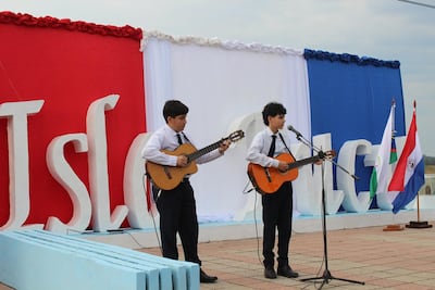 Jóvenes estudiantes realizaron presentaciones artísticas frente al mural de la ciudad para conmemorar el 157° aniversario de la Batalla de Ka’aguy Juru.