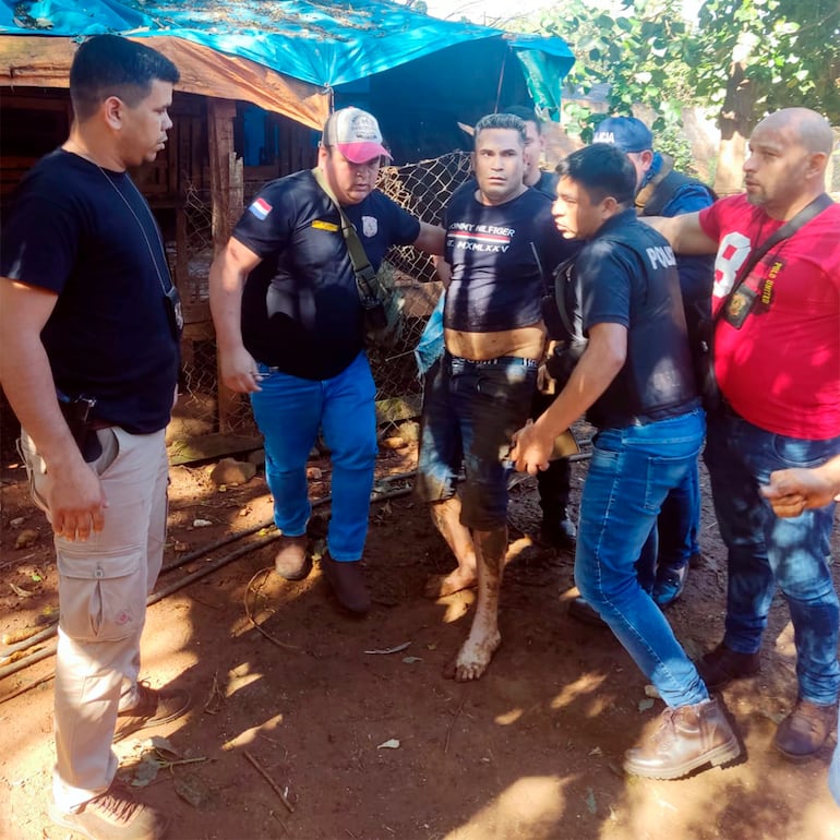 Édgar Ortiz González, alias Garrón, aparece rodeado por policías de Investigaciones de Alto Paraná, inmediatamente después de su captura en Ciudad del Este.