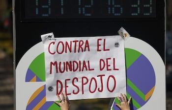 Una persona pega un cartel durante una manifestación este viernes, en Ciudad de México (México). Distintos colectivos en favor al derecho a la vivienda defendieron hacer un boicot en México al Mundial de Fútbol de este año, al asegurar que el evento deportivo permitirá acelerar la "gentrificación" y "despojo" a comunidades locales en Ciudad de México.