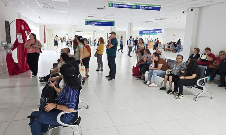 Asegurados con turnos marcados tras largas esperas, aguardan por atención ambulatoria en el Hospital 12 de Junio. 