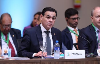 El canciller de Paraguay, Rubén Ramirez, habla durante la instalación de la LXVII Reunión Ordinaria del Consejo del Mercado Común del Sur (Mercosur) hoy, en Foz de Iguazú (Brasil). Ramírez afirmó que el Mercosur está "listo" para sellar el acuerdo comercial con la Unión Europea (UE), en momentos en que el bloque comunitario ha advertido que necesita "unas semanas más" para ello, y aclaró que su país no aceptará "ningún otro término" distinto a los ya pactados cuando se cerraron las negociaciones en 2024. EFE/ Juan Pablo Pino