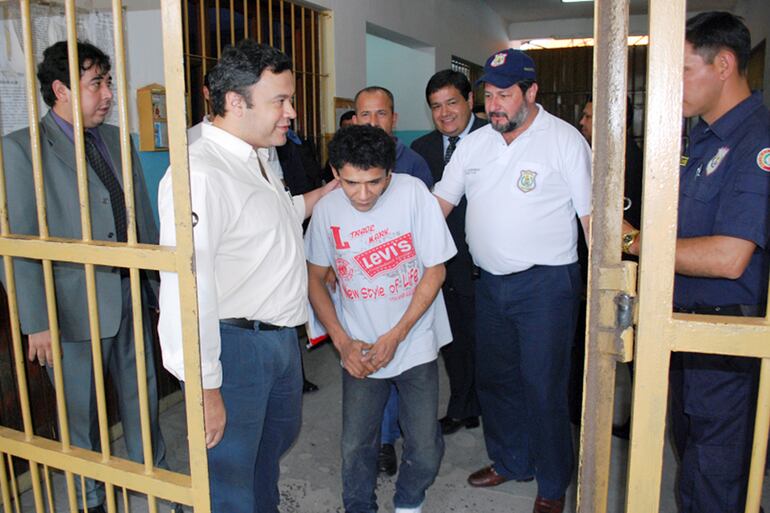 Julio Acevedo, cuando recibía y despedía a internos de Tacumbú. Ahora él es uno de ellos