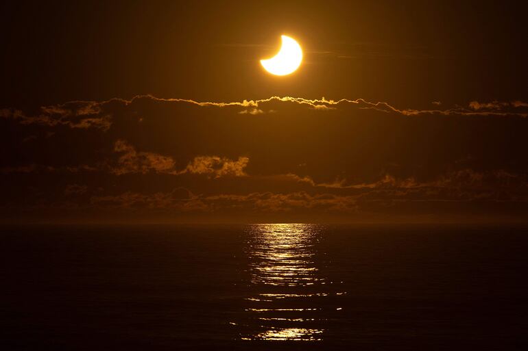 Vista de un eclipse solar parcial en New Brighton, un suburbio costero de Christchurch, el 22 de septiembre de 2025.