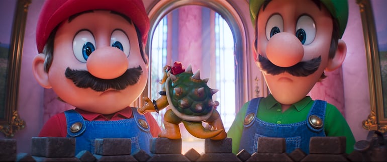 Los hermanos Mario y Luigi durante un encuentro con Bowser en la película "Super Mario Galaxy".