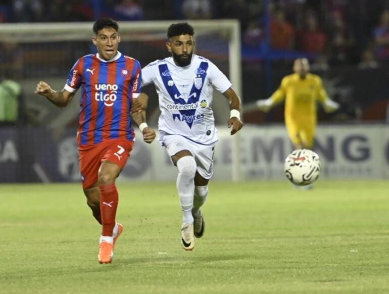 Enzo Giménez, futbolista de Cerro Porteño, y Alejandro Samudio, jugador de Sportivo Ameliano, pelean por el balón en un partido del fútbol paraguayo en el estadio Luis Alfonso Giagni, en Villa Elisa.