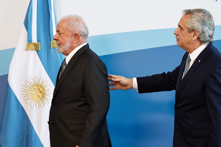El presidente de Argentina, Alberto Fernández (d) entregó la presidencia semestral del Mercosur a su homólogo de Brasil, Luiz Inácio Lula da Silva, durante la Cumbre del Mercosur, hoy, en Puerto Iguazú (Argentina). (EFE)