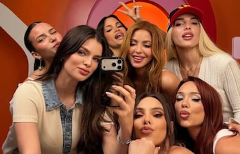 Nadia Ferreira junto a Shakira y otras figuras en un evento de Isima.