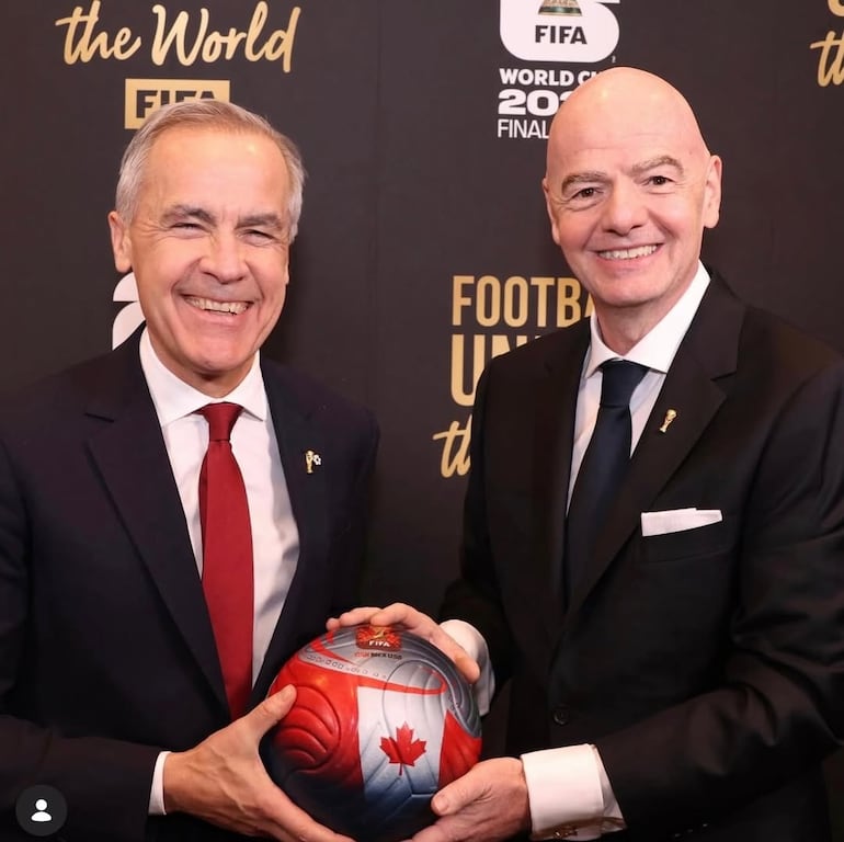 El presidente de la FIFA, Gianni Infantino, entregó una obra de la artista paraguaya Lili Cantero a Mark Carney, primer ministro de Canadá.