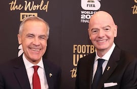 El presidente de la FIFA, Gianni Infantino, entregó una obra de la artista paraguaya Lili Cantero a Mark Carney, primer ministro de Canadá.