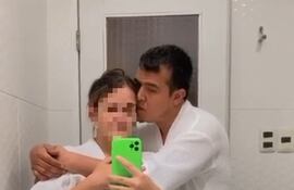 La fotografía del sacerdote Víctor Hugo Montiel con la dama que desató el escándalo.