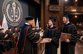 Universitarios reciben sus títulos de doctorado en Paraguay.