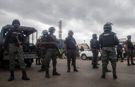 Policías montan guardia en el sitio de una manifestación este viernes en Lagos, Nigeria.