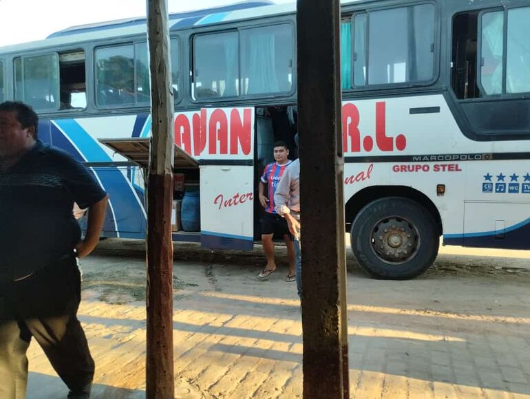 Una unidad de la empresa San Juan llega a Toro Pampa, distrito de Fuerte Olimpo, despues de 15 dias y gracias a la rehabilitacion del camino.