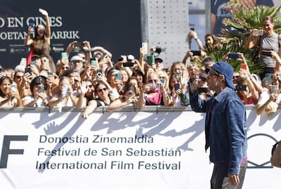 El actor norteamericano Brad Pitt saluda enviando un beso al público a su llegada al Festival de Cine de San Sebastián, donde presenta 'En el corazón de la bestia'. (EFE/ Javier Etxezarreta. EFE/Javier Etxezarreta)