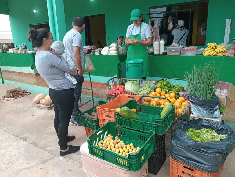 Los diferentes grupos de feriantes ofrecen productos con precios muy accesibles para los días santos.
