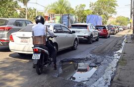 Obras en avda. Fernando de la Mora ya presentan hundimientos.