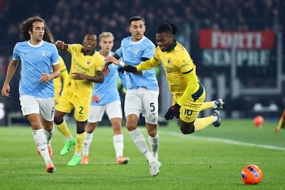Rafael Leao (D) del Milan, en acción durante el partido de fútbol de los octavos de final de la Copa de Italia entre la SS Lazio y el AC Milan, en el Estadio Olímpico de Roma, Italia.