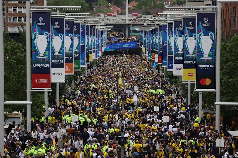 Los aficionados en los alrededores del estadio de Wembley antes de la final de la Champions League entre el Borussia Dortmund y el Real Madrid en Londres.
