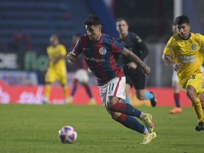Adam Bareiro en carrera con el balón, durante el partido que San Lorenzo le ganó 1-0 a Rosario Central.