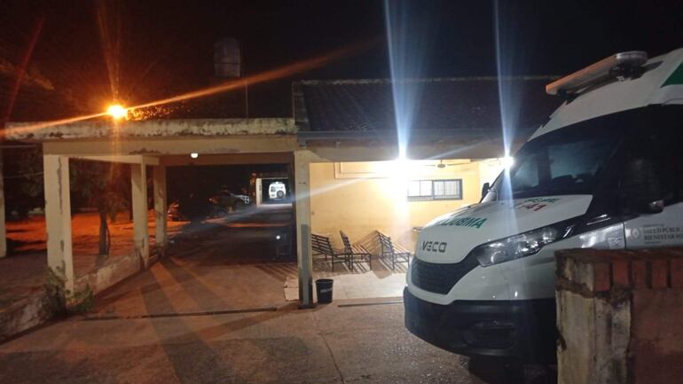 En el Hospital Distrital de Quiindy se observan dos ambulancias estacionadas que, ante la falta de chofer, no pueden ser utilizadas.