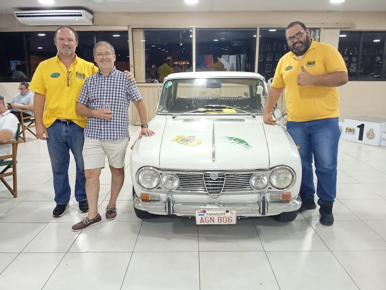 Juan B. Gill, Javier Meza, el Alfa Romeo Giulia TI del año 1967 y Diego Acosta.