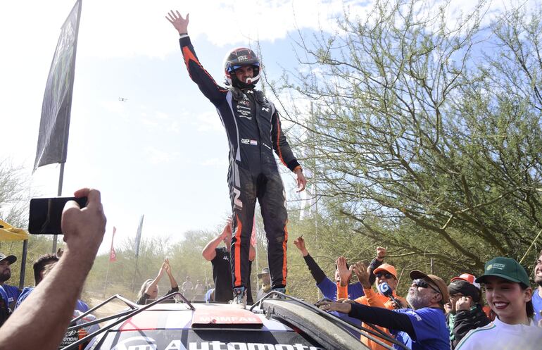 Fau Zaldívar subido al techo del Hyundai i20 N Rally2, que lo llevó al segundo lugar, peleando hasta el último kilómetro.