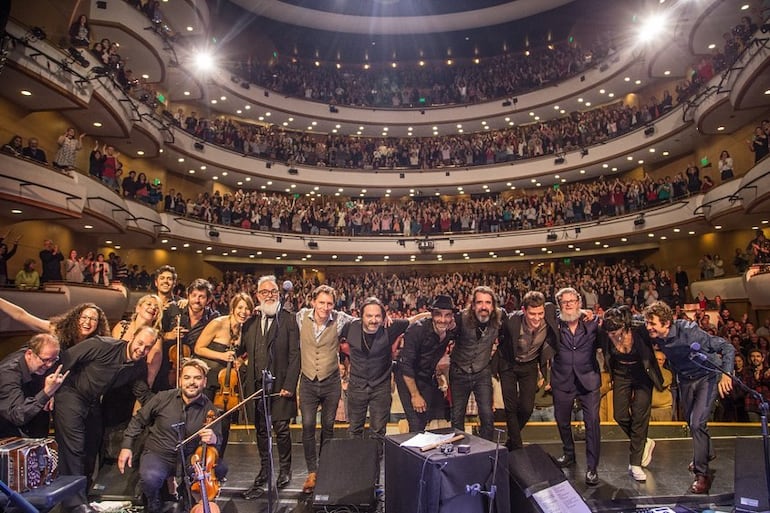La agrupación rioplatense Bajofondo, tras un concierto celebrado en Montevideo en octubre de 2019.